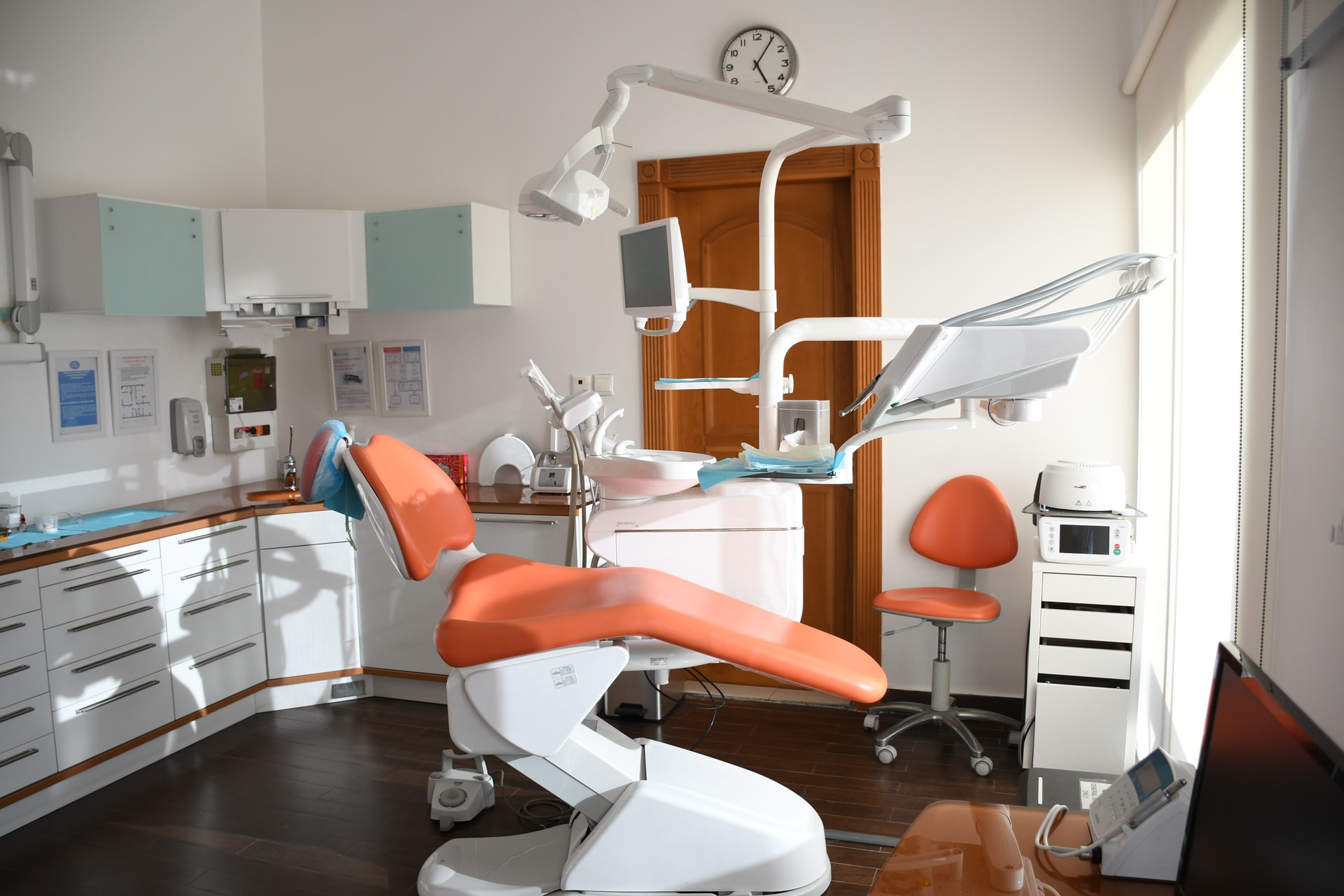 An empty dentist's examination room, representing how visiting your family lawyer should be as accessible and reliable as seeing your dentist.
